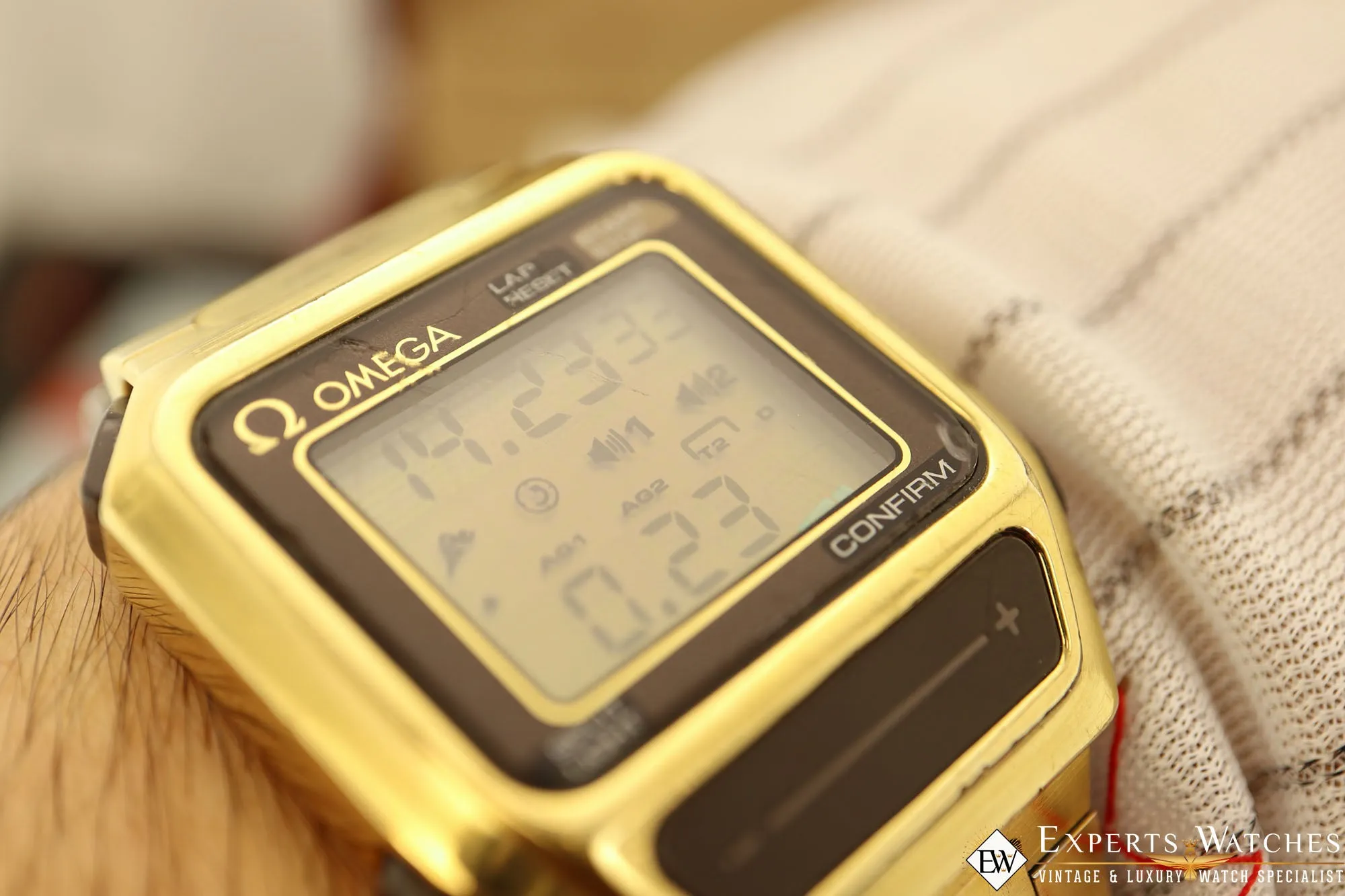 1984 Omega SeaMaster Chronograph SensorQuartz Box Papers Gold Digital LCD Watch