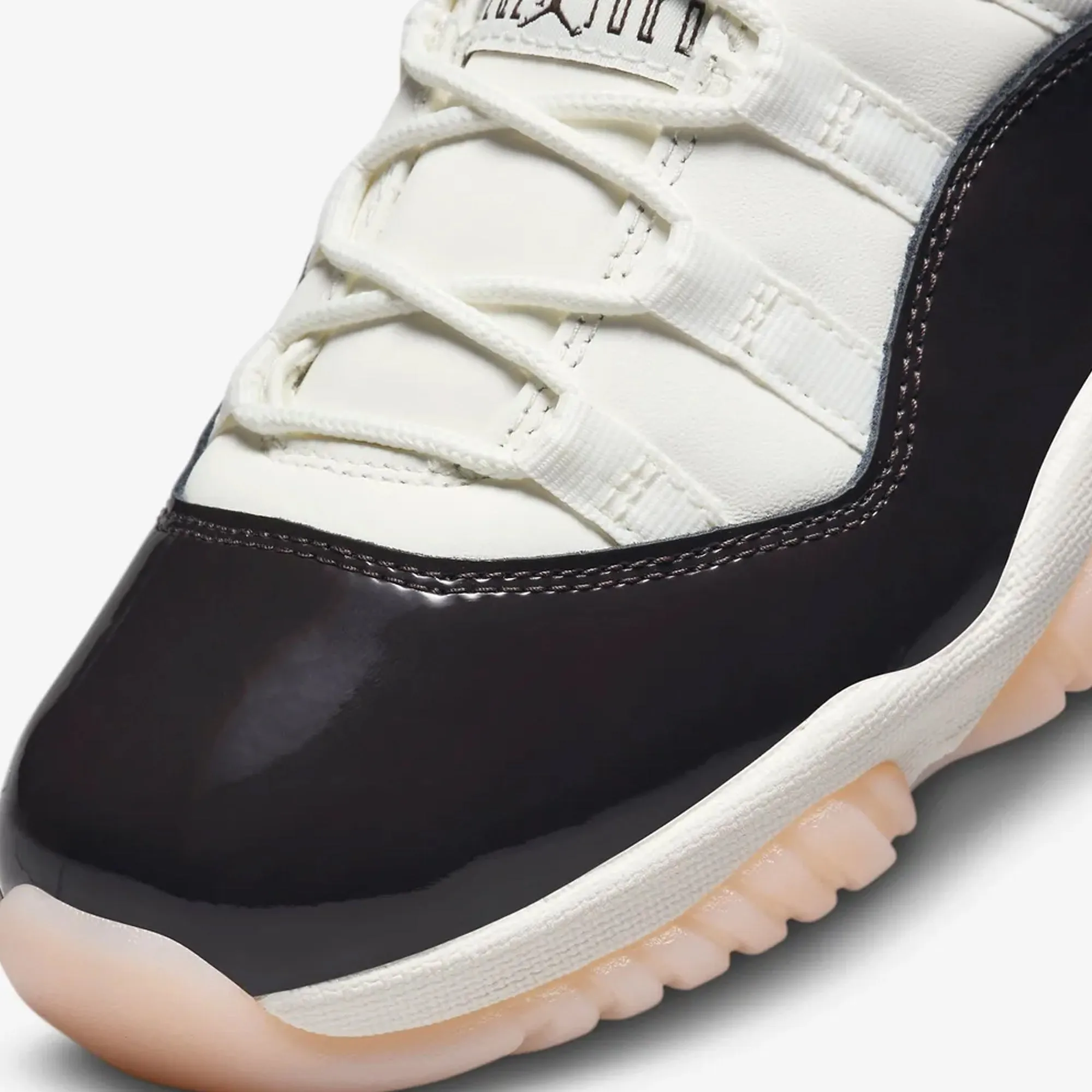 Jordan | WMN'S AIR JORDAN 11 RETRO  { SAIL/VELVET BROWN-ATMOSPHERE