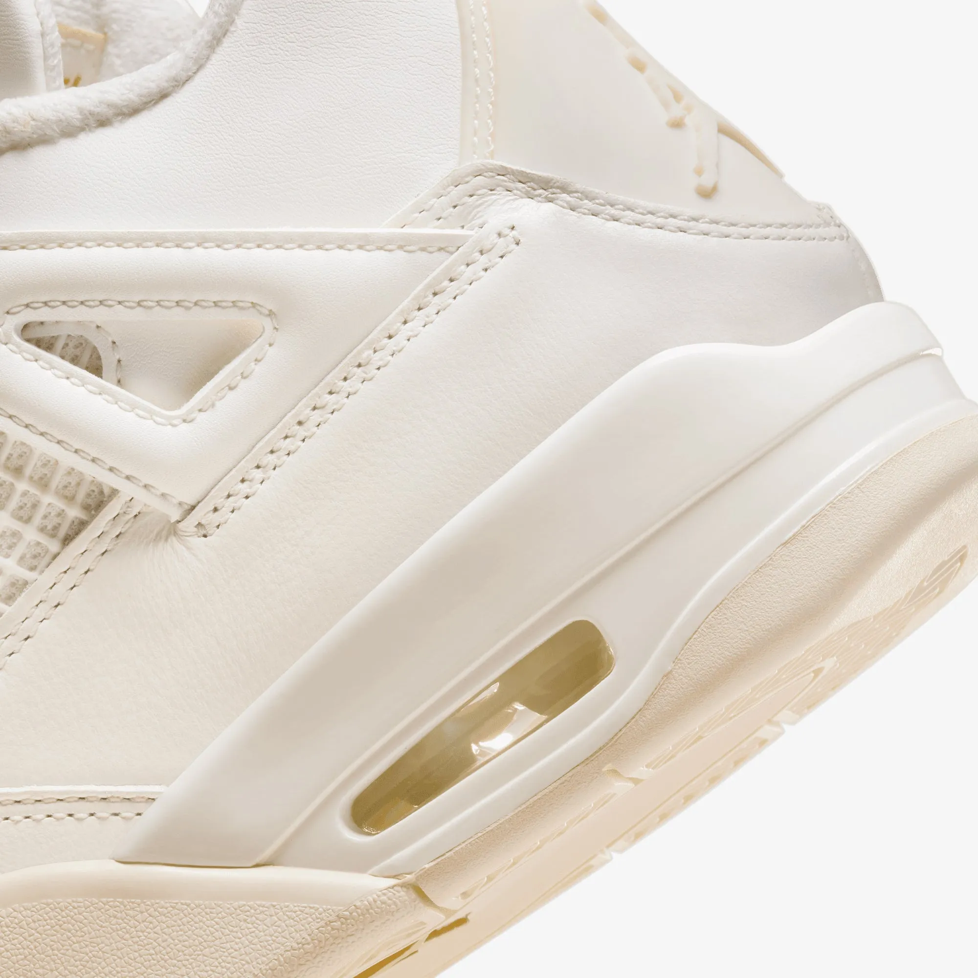 Jordan | WMN'S AIR JORDAN 4 RETRO  { SAIL/METALLIC GOLD-BLACK