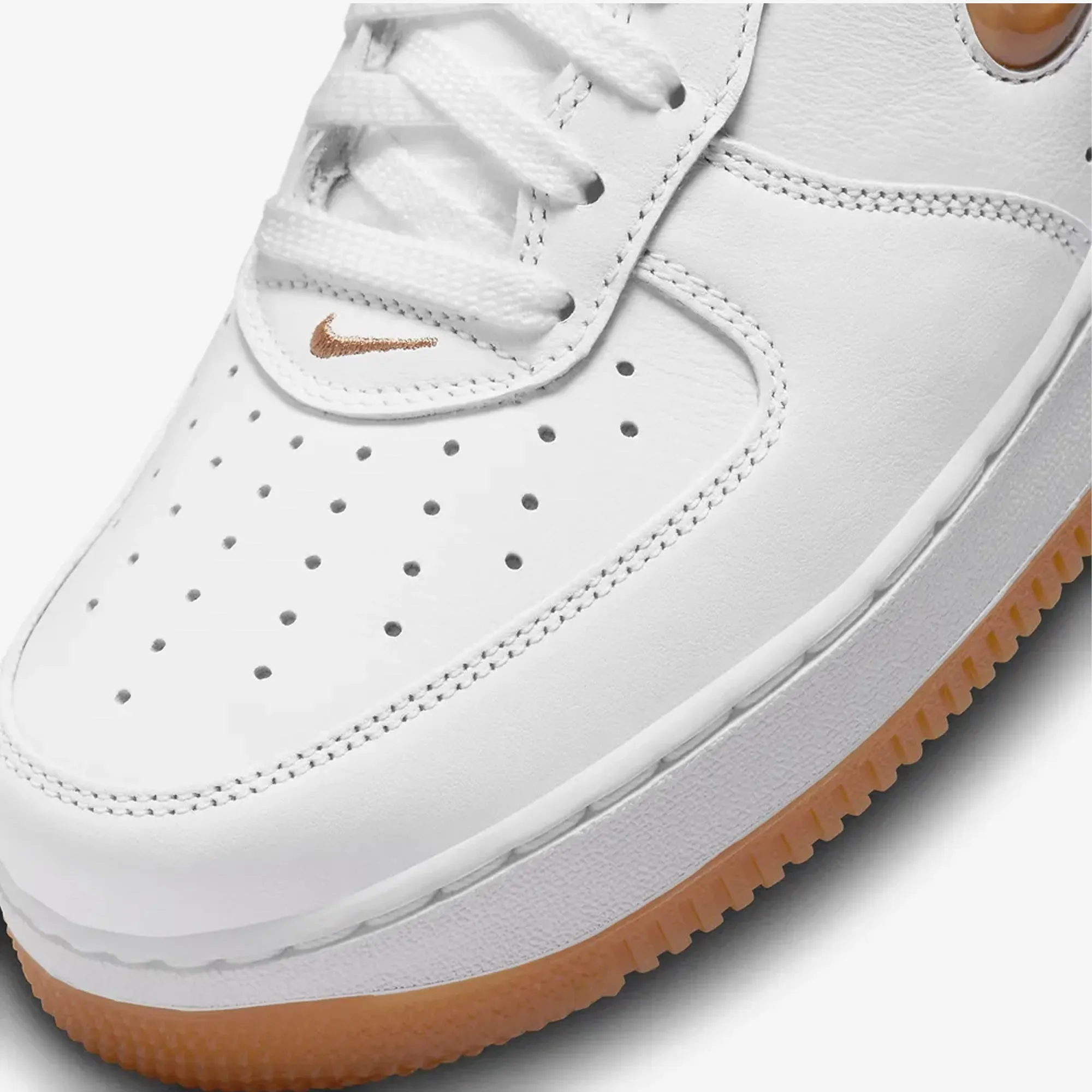 Nike | AIR FORCE 1 LOW RETRO  { WHITE/GUM MED BROWN