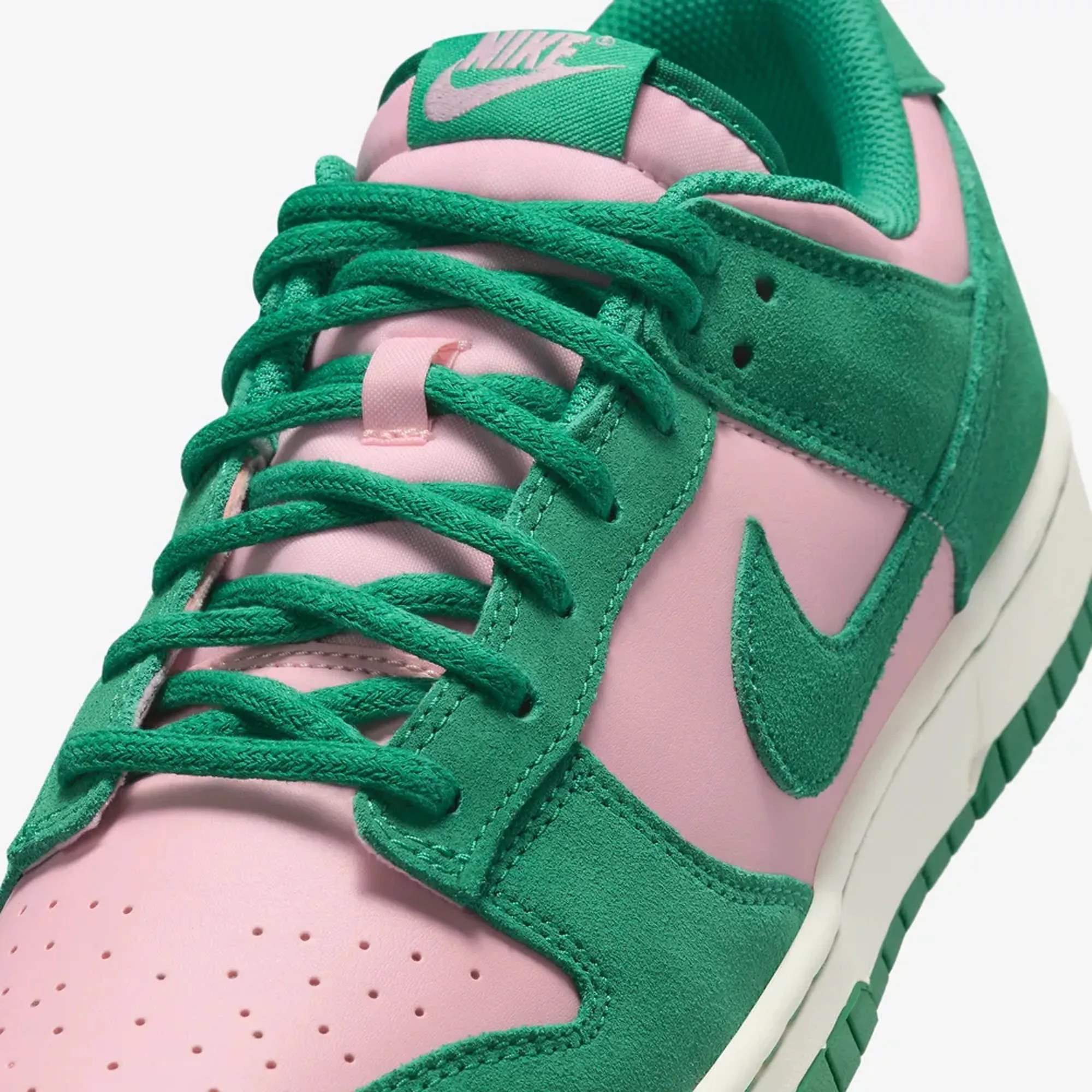 Nike | DUNK LOW RETRO SE  { MED SOFT PINK/MALACHITE-SAIL